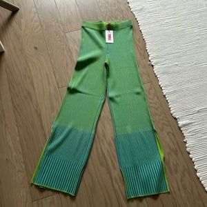 Very cool wide leg & high waisted flowery pant in vibrant color!